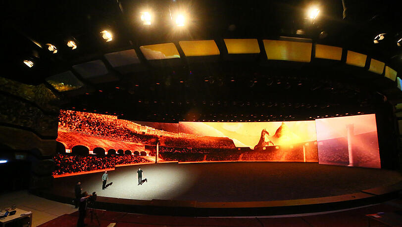 Blick auf die imposante Bühne. Das Theater fasst 1.700 Zuschauer.