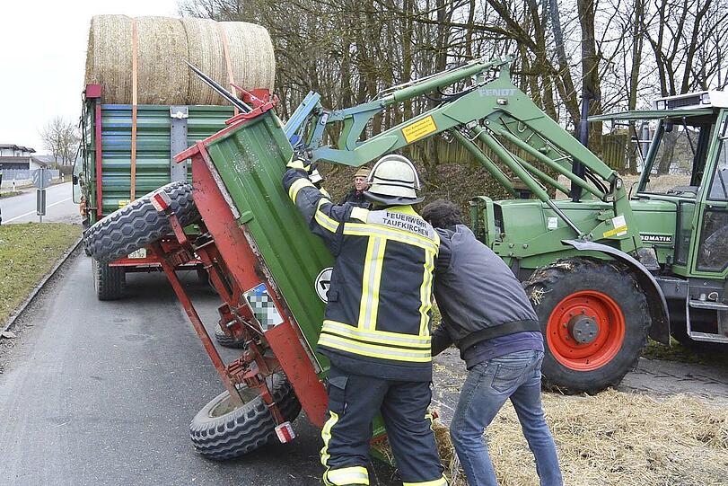 Die Feuerwehr half dabei ihn wieder aufzustellen...