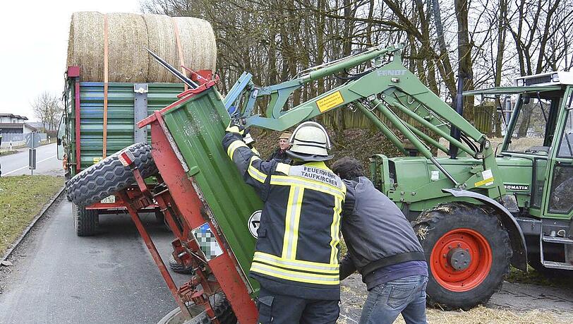 Die Feuerwehr half dabei ihn wieder aufzustellen... Die Feuerwehr half dabei ihn wieder aufzustellen...