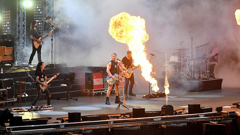 Volle Hütte im Olympiastadion: Andreas Gabalier rockte am Samstagabend in München vor 72.000 Zuschauern. Klicken Sie sich durch die Konzert-Bilder.