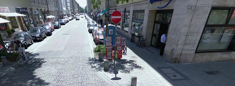 An der Kreuzung von Schelling- und Türkenstraße werden die Pfastersteine entfernt.