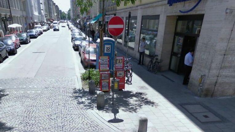 An der Kreuzung von Schelling- und Türkenstraße werden die Pfastersteine entfernt. An der Kreuzung von Schelling- und Türkenstraße werden die Pfastersteine entfernt.