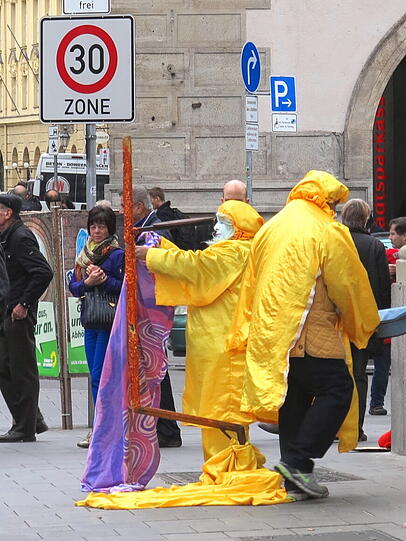 AZ-Leser Djordje Matkovic hat die Statik-Künstler vor der Heilig-Geist-Kirche kreativ fotografiert.