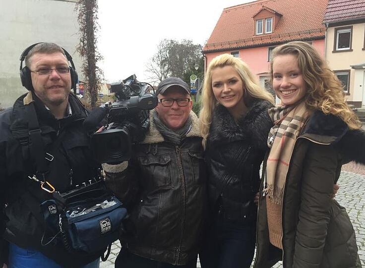Sara Kulka mit ihrer Stiefschwester auf einem Drehtermin für "taff"