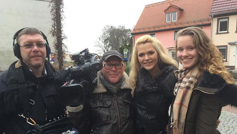 Sara Kulka mit ihrer Stiefschwester auf einem Drehtermin für "taff" Sara Kulka mit ihrer Stiefschwester auf einem Drehtermin für "taff"