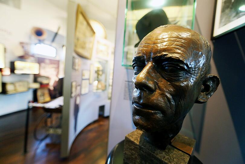 Markante Züge: das schmale Gesicht von Karl Valentin in Bronze.