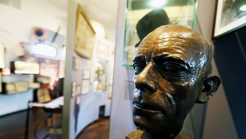 Markante Züge: das schmale Gesicht von Karl Valentin in Bronze. Markante Züge: das schmale Gesicht von Karl Valentin in Bronze.