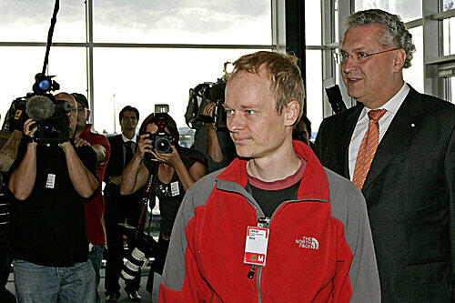 Lars R. tritt mit Innenminister Joachim Herrmann vor die Presse.