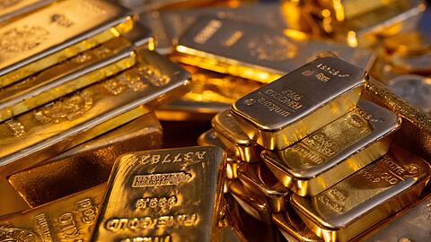 Weil Gold auf dem Weltmarkt in der amerikanischen Währung gehandelt wird, macht ein schwächerer Dollar das Edelmetall günstiger.