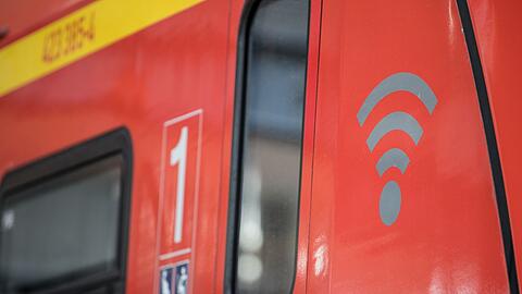 Ein WLAN-Logo steht auf einer S-Bahn.