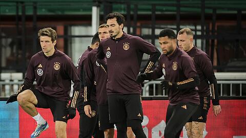 Thomas Müller (l) und Mats Hummels (2.v.l) beim Abschlusstraining.