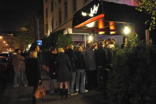 Nach Mitternacht strömten immer mehr Partygänger ins &bdquo;Baby&ldquo;. Im Club wurde bis zum Morgen gefeiert - trotz Verbot.
