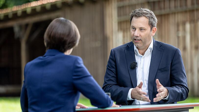 Wie können die Löcher im Haushalt gestopft werden? "Da wird keine Option vom Tisch genommen", sagt der Finanzminister.