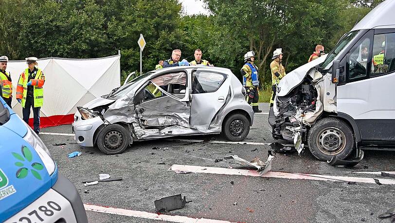Die beiden Fahrzeuge stießen auf einer Kreuzung zusammen.