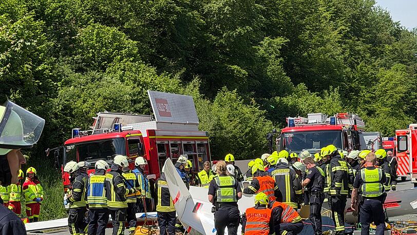 Rettungsdienste und Polizei arbeiten an der Unfallstelle, nachdem ein Segelflugzeug auf die A45 gestürzt ist. Rettungsdienste und Polizei arbeiten an der Unfallstelle, nachdem ein Segelflugzeug auf die A45 gestürzt ist.