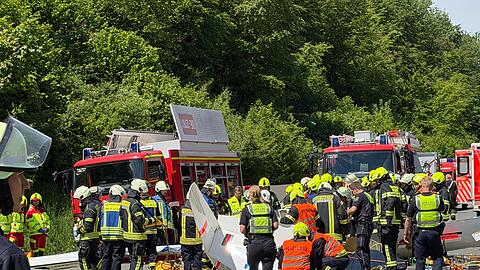Rettungsdienste und Polizei arbeiten an der Unfallstelle, nachdem ein Segelflugzeug auf die A45 gest&uuml;rzt ist.