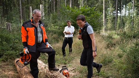Wirtschaftsminister Aiwanger machte sich in der N&auml;he von Spiegelau ein eigenes Bild. (Handoutbild)