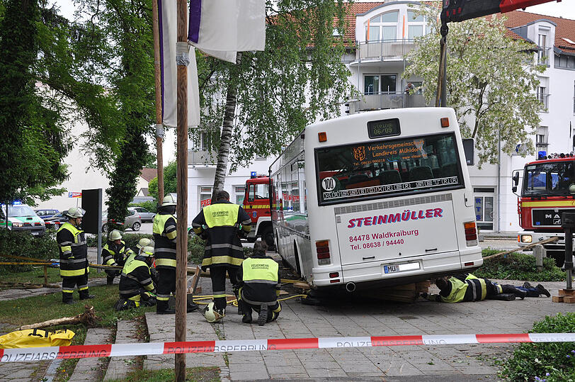 Waldkraiburg: Der Bus überfuhr zwei Bäume, nachdem der Fahrer hinter dem Steuer das Bewusstsein verlor
