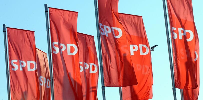 Rolf Mützenich, außenpolitische Sprecher der SPD: "Durch ihr Abstimmungsverhalten hat die Bundesregierung jetzt wenige Möglichkeiten, auf die Partner einzugehen, die sich damals an der Koalition gegen Gaddafi beteiligt haben" ... "Jetzt ist es gut, dass die Bundesregierung &ndash; und das teilen wir vonseiten der Opposition &ndash; humanitäre Hilfe leistet." Mützenich erhofft sich von den Entwicklungen in Libyen eine positive Wirkung auf die ganze Region. "Wir tun gut daran, insbesondere die Gesellschaften zu unterstützen, die zur Transformation bereit sind."