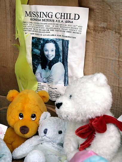 Eine Vermisstenanzeige und Kuscheltiere am Wohnhaus von Gina DeJesus. Ihr Gefängnis befand sich nur gut zwei Meilen entfernt.