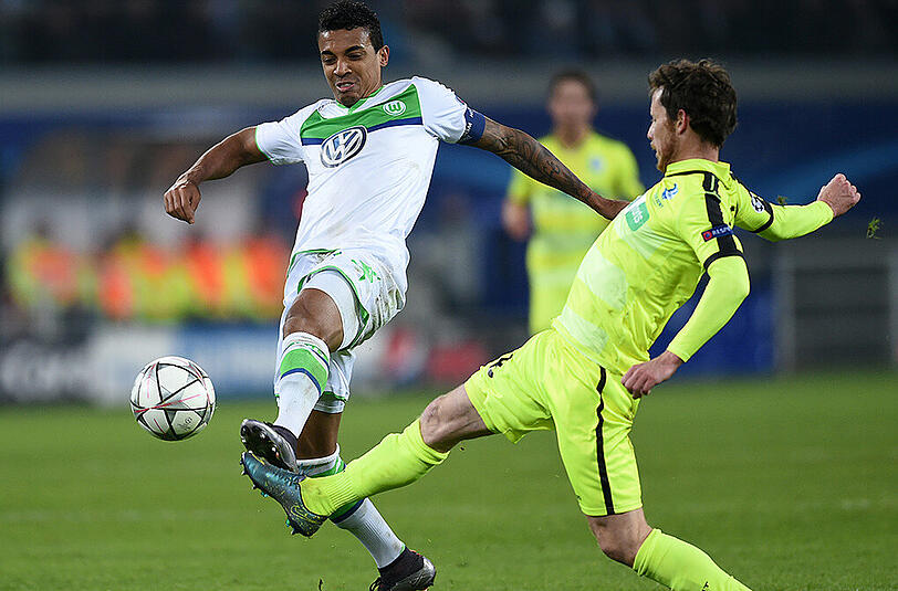 Szene aus dem Hinspiel: Ex-Bayern-Profi Luiz Gustavo (VfL Wolfsburg) im Duell mit Thomas Matton von KAA Gent (rechts).