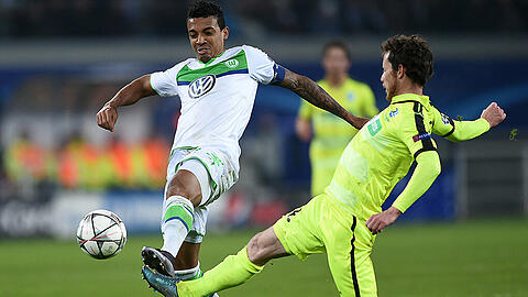 Szene aus dem Hinspiel: Ex-Bayern-Profi Luiz Gustavo (VfL Wolfsburg) im Duell mit Thomas Matton von KAA Gent (rechts).