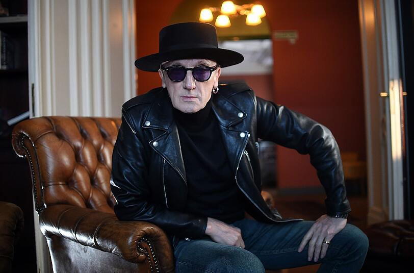 Cool, cooler, Müller-Westernhagen: Der Musiker mit Hut, Sonnenbrille und Bikerjacke.