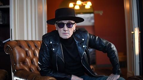 Cool, cooler, Müller-Westernhagen: Der Musiker mit Hut, Sonnenbrille und Bikerjacke.