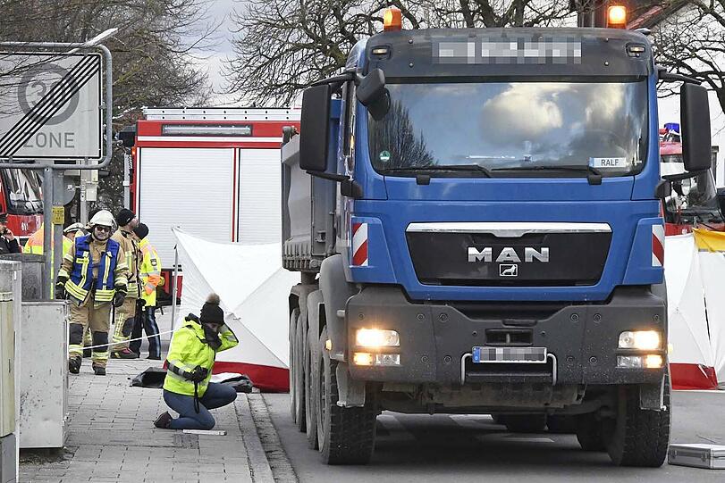 Eine Radfahrerin stirbt in Ismaning, als sie vom Lkw erfasst wird. Die Bilder