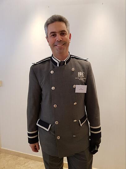 Fabio Rubino überrascht seine Schwester in Mailand mit Möbeln aus dem Königshof.