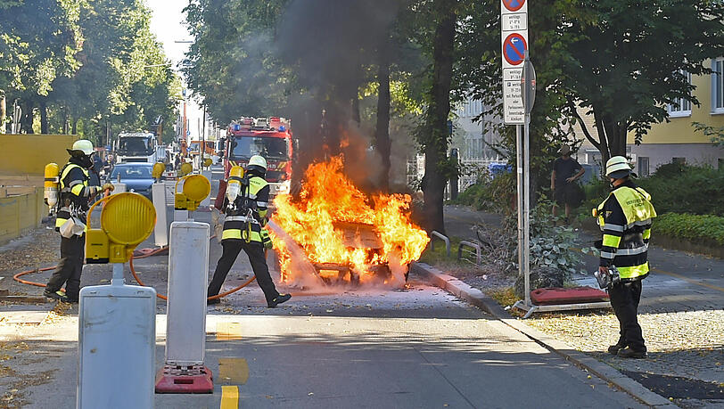 Die Feuerwehr konnte das brennende Auto schnell löschen. Die Feuerwehr konnte das brennende Auto schnell löschen.