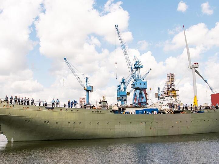 Aus einem Dock der Bredo-Werft wird das Schiff ins Wasser gelassen.