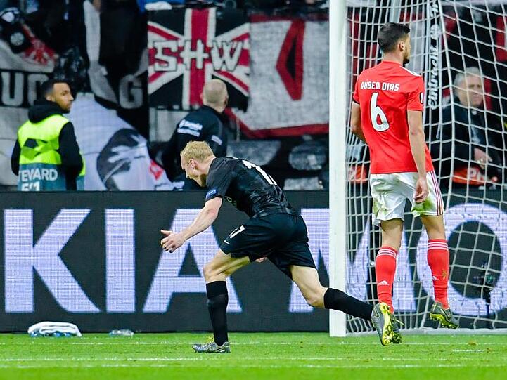 Sebastian Rode (l) erzielte das vielumjubelte Tor zum 2:0.