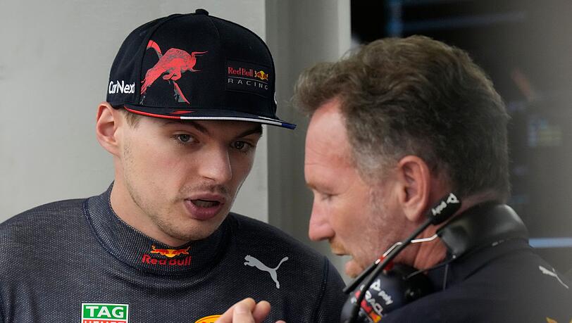 Max Verstappen (l) spricht mit Red-Bull-Teamchef Christian Horner. Ab Mittwoch test die Formel 1 in Bahrain.