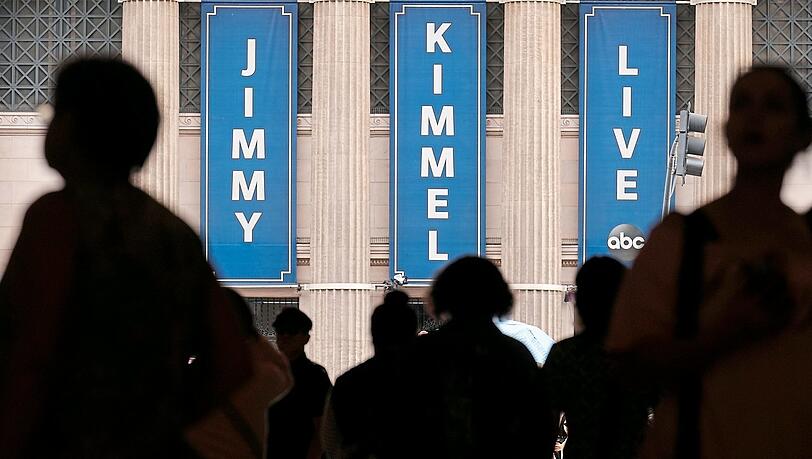 Menschen gehen am Studio der Late-Night-Sendung von Jimmy Kimmel auf dem Hollywood Boulevard in Los Angeles vorbei.