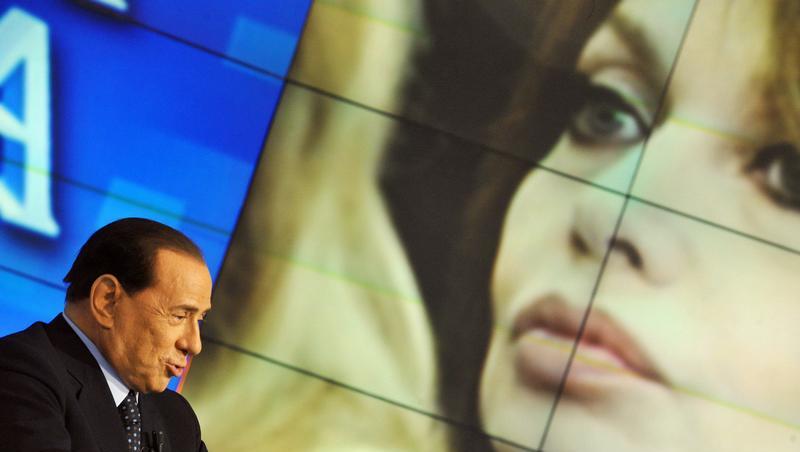 Silvio Berlusconi sieht sich als Opfer. Silvio Berlusconi sieht sich als Opfer.