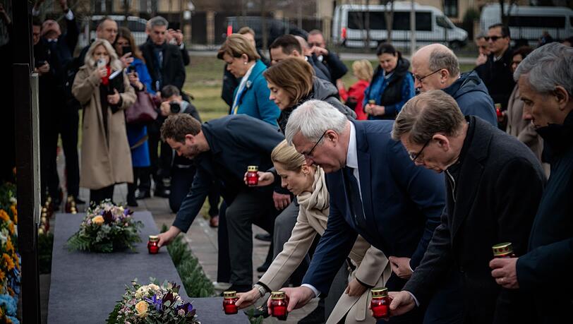 Kerzen und stille Andacht: Am vierten Jahrestag der Befreiung der ukrainischen Kleinstadt Butscha von russischen Besatzungstruppen gedenken Au&szlig;enminister Johann Wadephul (r., CDU) und andere EU-Spitzenpolitiker gemeinsam mit dem ukrainischen Au&szlig;enminister Andrij Sybiha (m.) der Opfer.