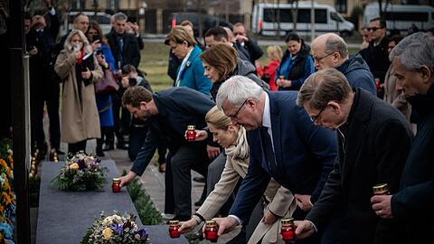 Kerzen und stille Andacht: Am vierten Jahrestag der Befreiung der ukrainischen Kleinstadt Butscha von russischen Besatzungstruppen gedenken Au&szlig;enminister Johann Wadephul (r., CDU) und andere EU-Spitzenpolitiker gemeinsam mit dem ukrainischen Au&szlig;enminister Andrij Sybiha (m.) der Opfer.