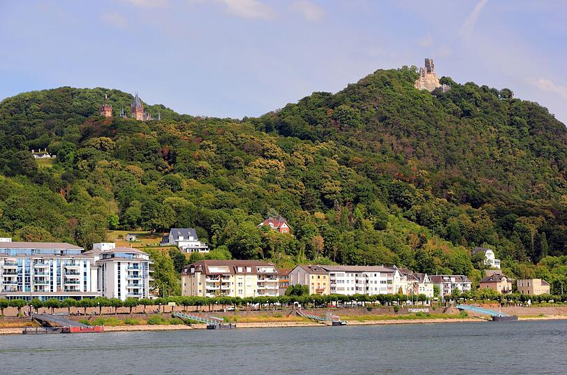 In der Region um Köln und Bonn zählt wohl der Drachenfels im Siebengebirge zu den bekanntesten Bergen. Bereits im 18. Jahrhundert wurde er zur touristischen Attraktion. Zu verdanken hat er das seiner exponierten Lage über dem Rheintal und der Burgruine auf dem Gipfelplateau, die über mehrere Wanderwege und die Drachenfelsbahn erreichbar sind. In der Region um Köln und Bonn zählt wohl der Drachenfels im Siebengebirge zu den bekanntesten Bergen. Bereits im 18. Jahrhundert wurde er zur touristischen Attraktion. Zu verdanken hat er das seiner exponierten Lage über dem Rheintal und der Burgruine auf dem Gipfelplateau, die über mehrere Wanderwege und die Drachenfelsbahn erreichbar sind.