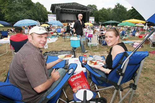 Schon bevor das große Orchester ertönt, richten sich die Klassik-Freunde vor der Bühne mit ihren Picknick-Utensilien heimisch ein.