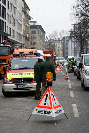 Die Sonnenstraße ist am Montagmorgen überflutet worden. Die Bilder vom Einsatz