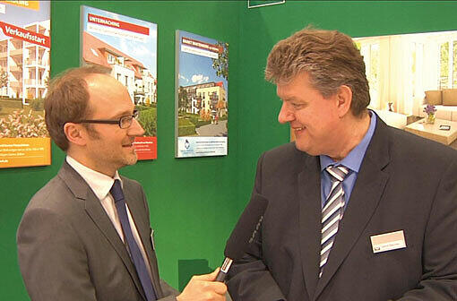 Veranstalter Florian Forster (links) interviewt auf der Messe den Prokuristen der Terrafinanz Gerold Maucher.