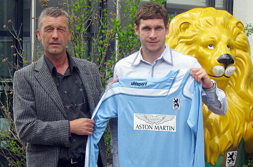 Stolz auf seinen Neuzugang: Sportdirektor Florian Hinterberger (links) übergibt Abwehrspieler Moritz Volz ein Löwen-Trikot.