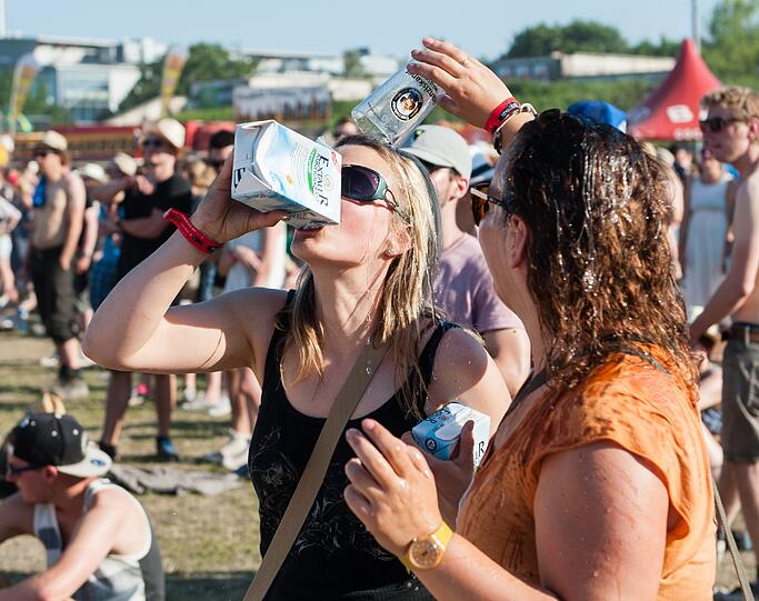 Was tun gegen die Hitze? Diese Mädles beim "Rock im Park" trinken Wasser und gießen es sich über den Kopf!