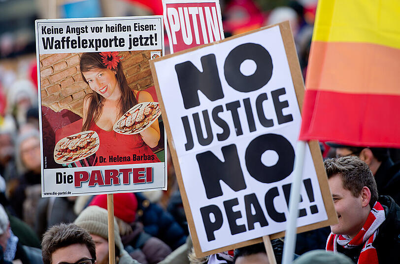 &bdquo;Keine Angst vor heißen Eisen: Waffelexporte jetzt!&ldquo; &ndash; ein Protest-Plakat der Siko-Gegner bei der Demo gegen die Sicherheitskonferenz 2015.