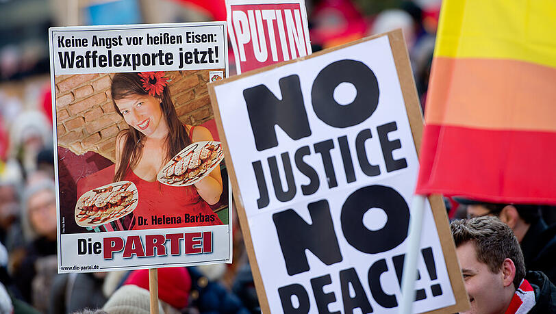 „Keine Angst vor heißen Eisen: Waffelexporte jetzt!“ – ein Protest-Plakat der Siko-Gegner bei der Demo gegen die Sicherheitskonferenz 2015. „Keine Angst vor heißen Eisen: Waffelexporte jetzt!“ – ein Protest-Plakat der Siko-Gegner bei der Demo gegen die Sicherheitskonferenz 2015.