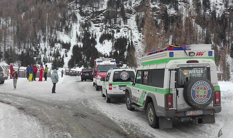 Bei einem Lawinenabgang in Südtirol sind am Samstag mindestens sechs Menschen getötet worden.