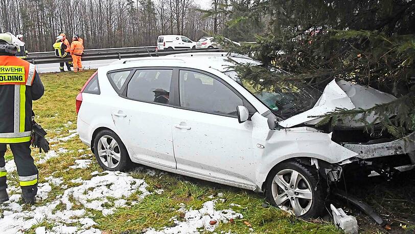 Der Pkw prallte frontal gegen einen Baum.