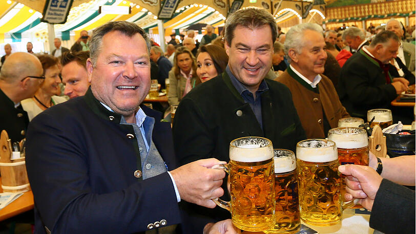 Ein Prosit auf den Wahlkampf (v.l.): Schmid und Söder.