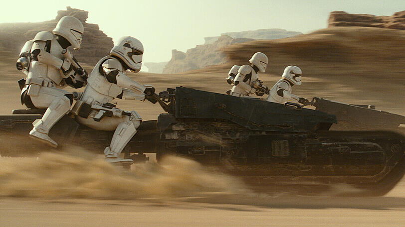 In "Star Wars: Der Aufstieg Skywalkers" soll sich unter einem Stormtrooper-Kostüm ein Mega-Star verstecken
